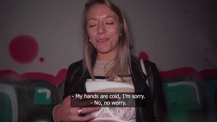 Gostosa Se Masturbando Em Público